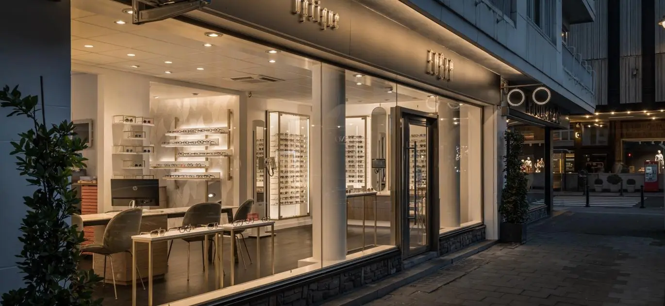 Vitrine éclairée de la boutique EDGAR Optique d’Uccle, rue Emile Claus