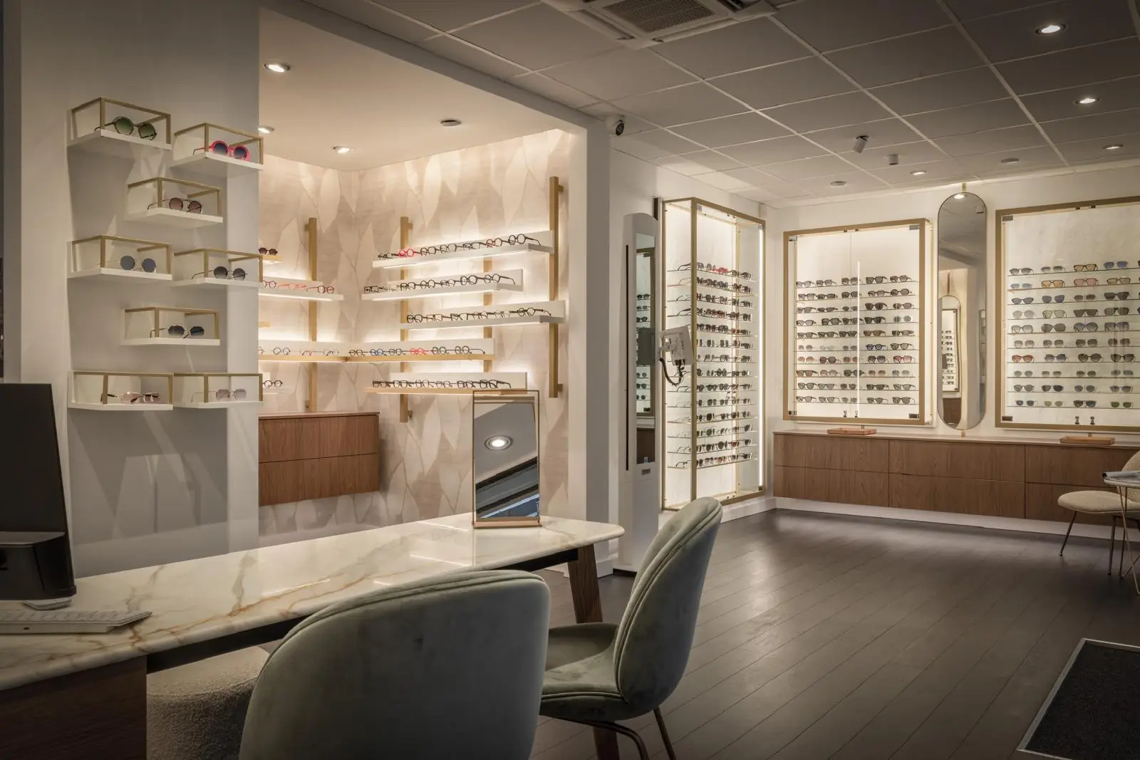 Vitrines de solaires et étagères de créateurs dans la boutique d’Uccle