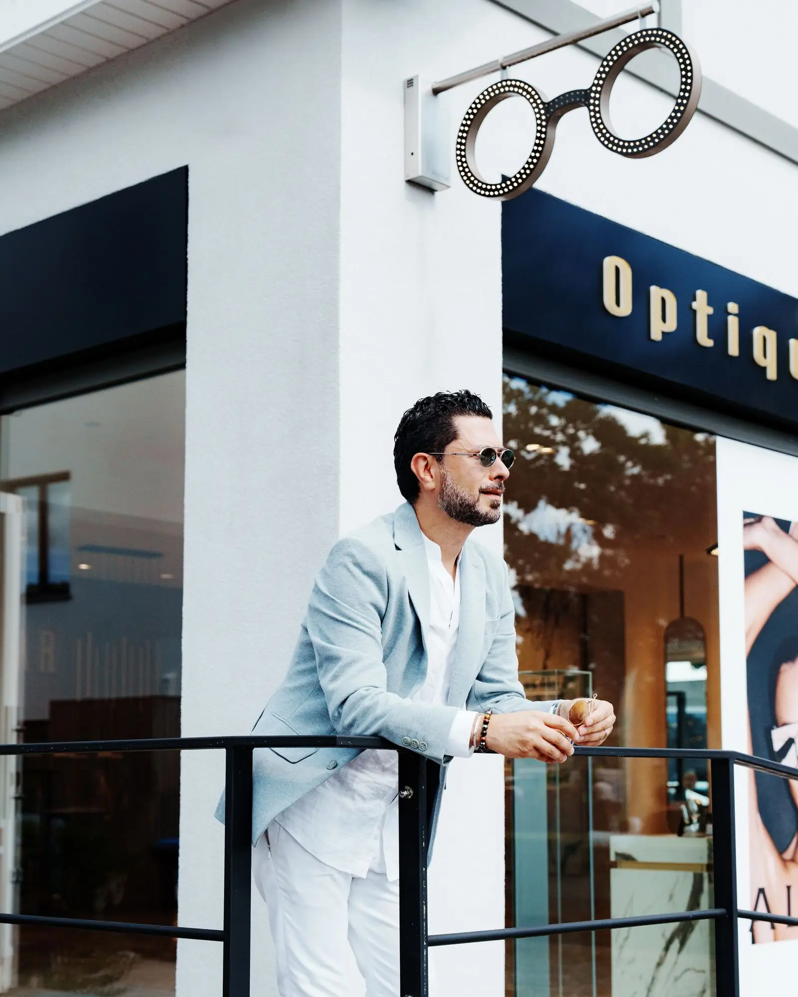Edgar devant la façade de la boutique EDGAR Optique de Waterloo
