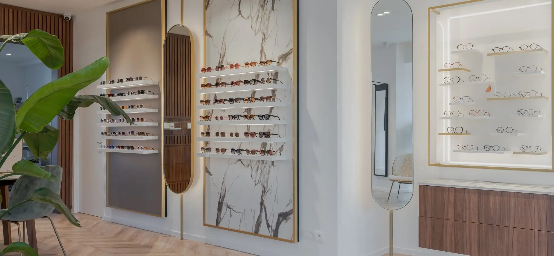 Présentoir de solaires sur un panneau de marbre encadré de laiton, entre deux miroirs ovales