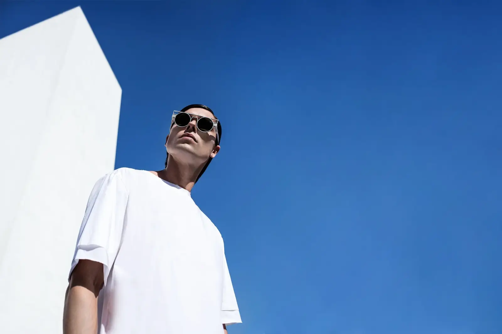 Homme portant des solaires VAVA sur ciel bleu