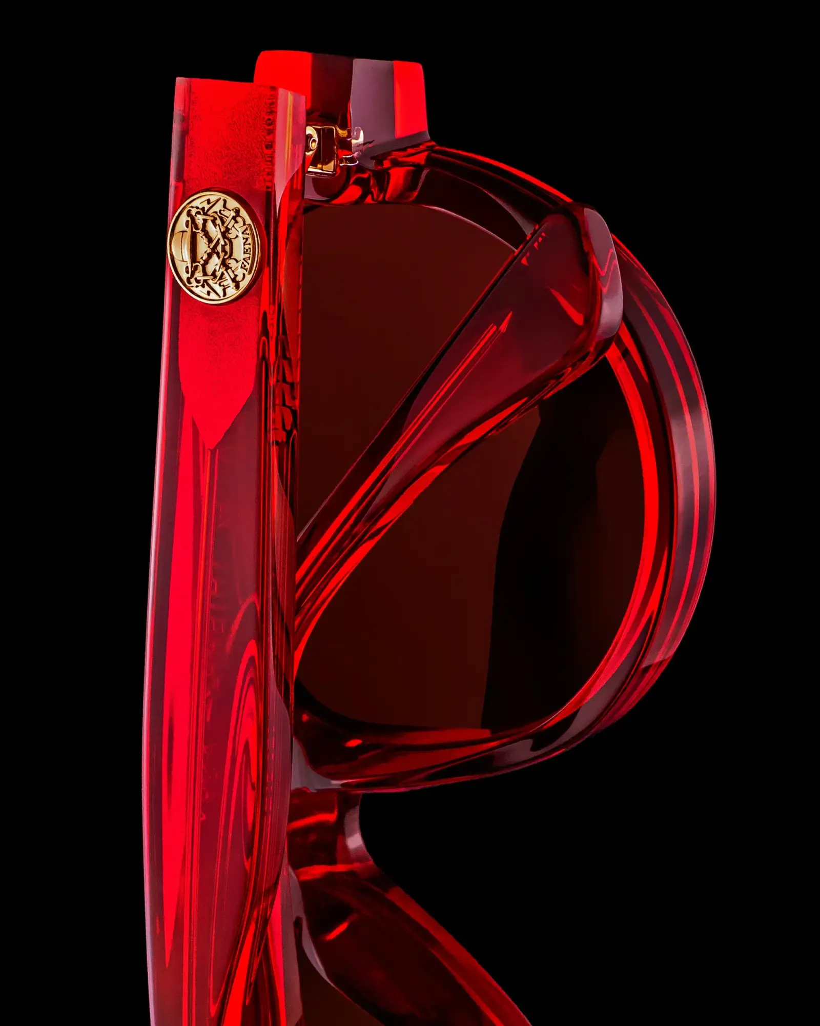 Solaire Thierry Lasry en acétate rouge translucide, vue de profil sur fond noir